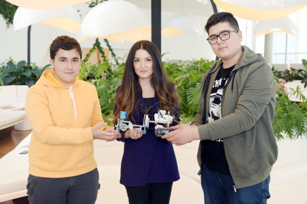 “Regional İnkişaf” İctimai Birliyi ixtiraçı məktəblilərə dəstək oldu 